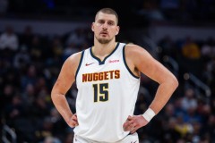 约基奇模仿勒布朗压哨传球 沃特森空位未能命中