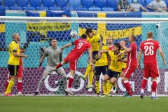 半场-瑞典1-0波兰 福斯贝里闪电进球莱万连续头球中框