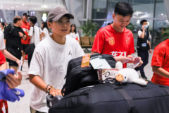 中国女足结束世界杯征程回国 凌晨已抵达广州 球迷迎接中国女足回国送上鼓励