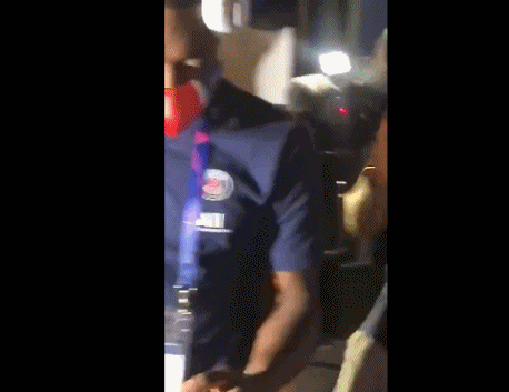 内马尔赛后抱起音响与队友一起庆祝
