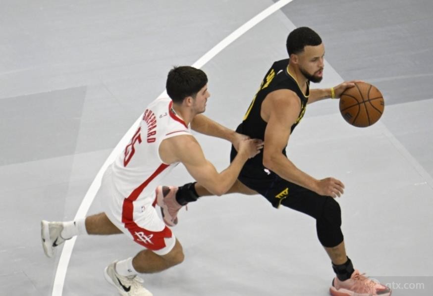 库里右腿股四头肌挫伤将接受MRI检查