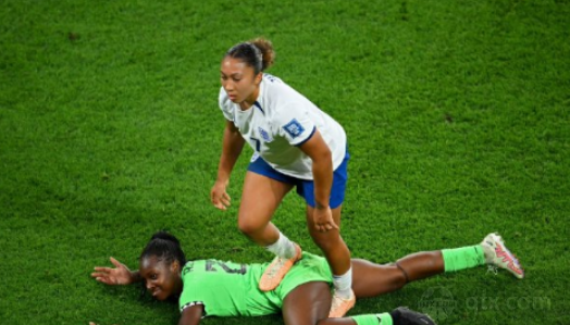 劳伦詹姆斯踩踏尼日利亚女足球员
