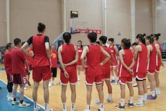 中国女篮热身赛即将迎战尤文图特 张子宇赛前训练罚球