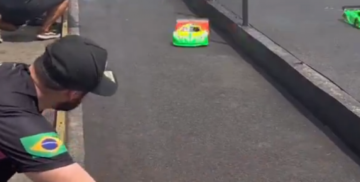 小时候都玩过四驱车吗？没想到现在还有这种赛车比赛了