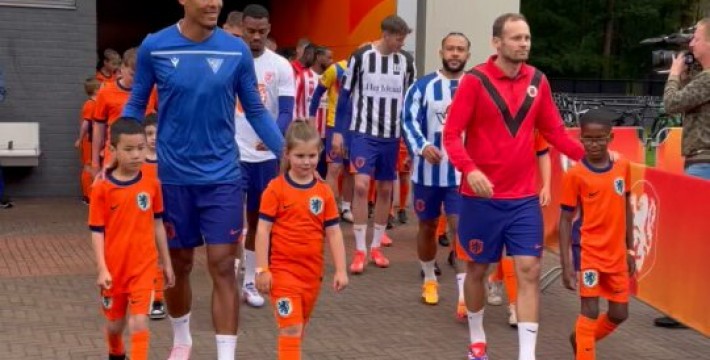 荷兰队的球员们穿着他们第一个足球俱乐部的球衣训练