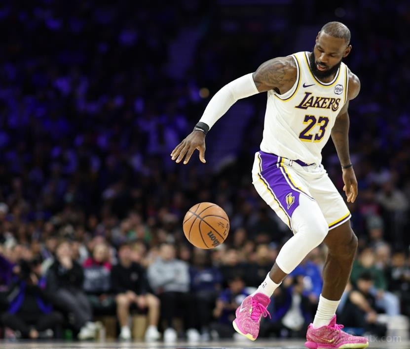 詹姆斯回应球迷调侃没头发