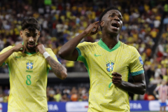美洲杯战报：巴西4-1十人巴拉圭 维尼修斯梅开二度