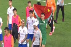 贺岁杯香港球迷为日本队呐喊 王大雷披国旗庆祝狂打脸