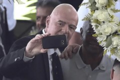 因凡蒂诺参加贝利葬礼自拍引争议 巴西媒体球迷认为不尊重