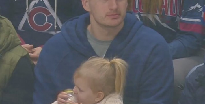 约基奇抱着女儿去看了冰球比赛