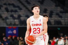胡明轩关键三分中国男篮锁定胜局 全能身手赢得乔帅信任