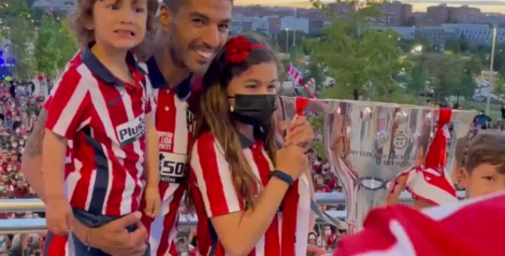 苏亚雷斯带着家人向球迷展示他的西甲冠军奖杯