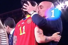 西班牙足协主席回应争议：只是朋友间的亲吻