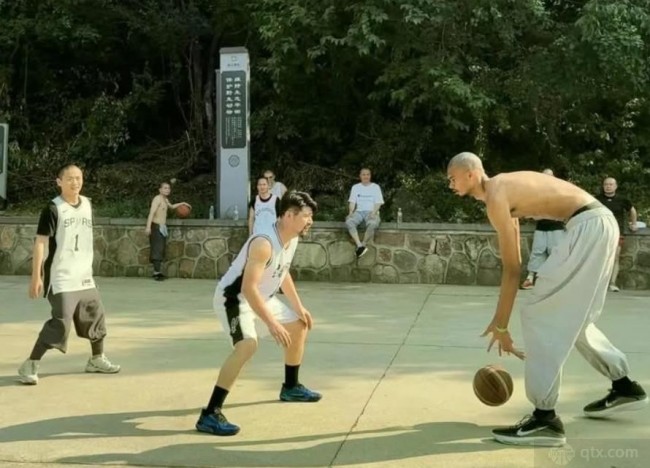 文班亚马首位获少林武术段位