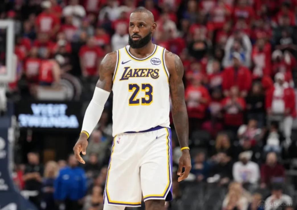 詹姆斯成为圣诞大战三分王