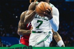 NBA杯绿军客场109-108险胜76人 送给对手赛季首败 布朗32分