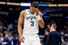 爵士终结马刺8连胜 马尔卡宁29分率队5人得分上双