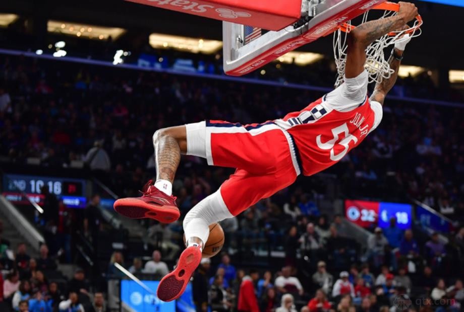 曝小琼斯右膝内侧副韧带二级扭伤