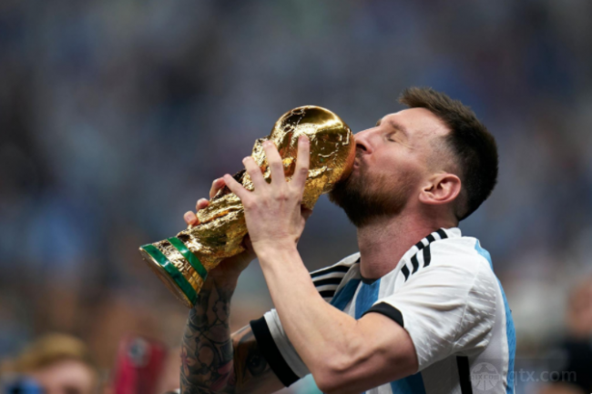 梅西亲吻世界杯