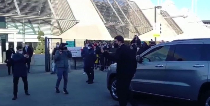 弗拉霍维奇抵达都灵受到尤文球迷的热烈欢迎