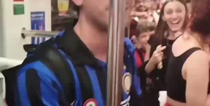一名國米球迷誤入滿是米蘭球迷的列車