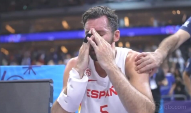 西班牙男篮队员激动落泪