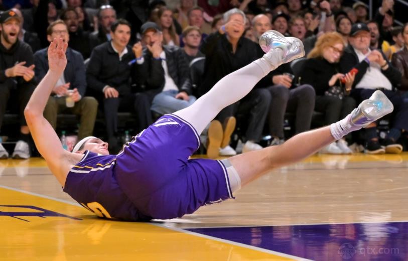 湖人官宣里夫斯左小腿腓肠肌二级拉伤