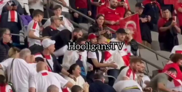 土耳其球迷和格鲁吉亚球迷在看台上打架