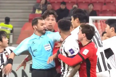 张琳芃铲翻林加德爆发冲突 双方球员互相推搡