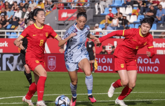 中国女足与西班牙女足身体对抗占劣势
