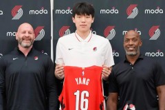 杨瀚森亮相开拓者 手持球衣合影主教练和总经理