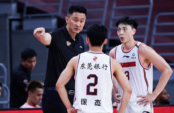 广东男篮主教练杜锋在比赛中指导球员徐杰和胡明轩