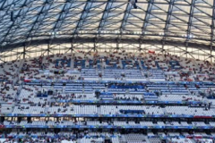 马赛球迷因不当行为处以9.6万欧元罚款 承办下一场欧战赛事将关闭主场部分看台