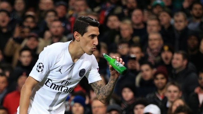 在欧冠1/8决赛中，球迷朝迪马利亚扔酒瓶，他竟捡起来“喝”了
