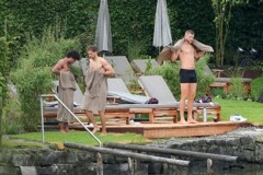 三名拜仁球员训练前在湖中游泳 拜仁在泰根湖训练营的最后一天