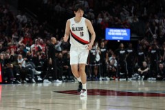 杨瀚森复出命中生涯第2记三分 总计18投2中