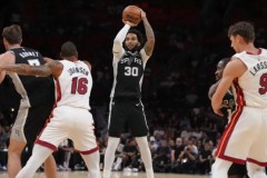 NBA季前赛马刺客场险胜热火 文班亚马10分4板5助