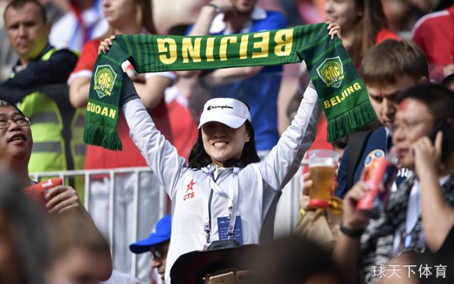 放飞自我！俄罗斯世界杯开幕式中国球迷高举北京国安围巾