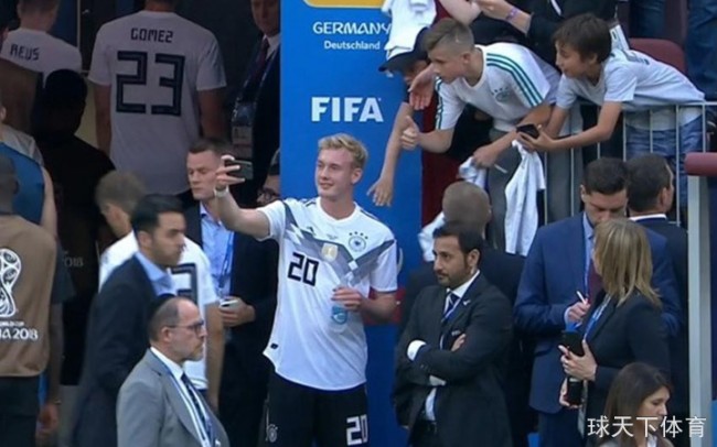 德国队输给墨西哥，球员布兰特竟还能微笑自拍？