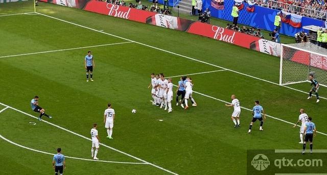 俄罗斯任意球现“反骨仔” 将2名乌拉圭球员拉走 给苏牙让出绝佳射门空间