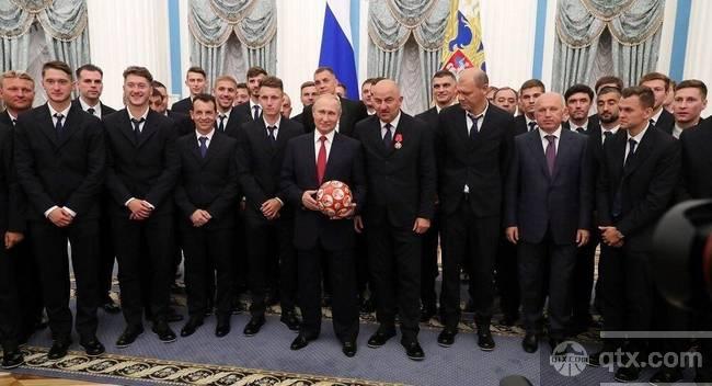 普京颁奖俄足球队：国家的足球正在复兴 你们的表现值得奖励