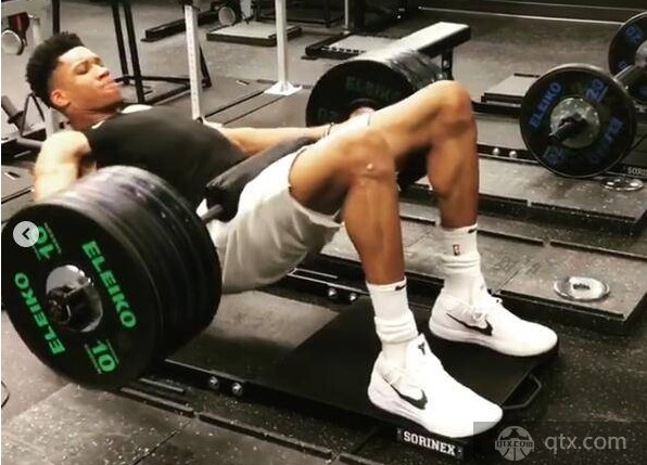 字母哥晒训练视频 肌肉线条更明显