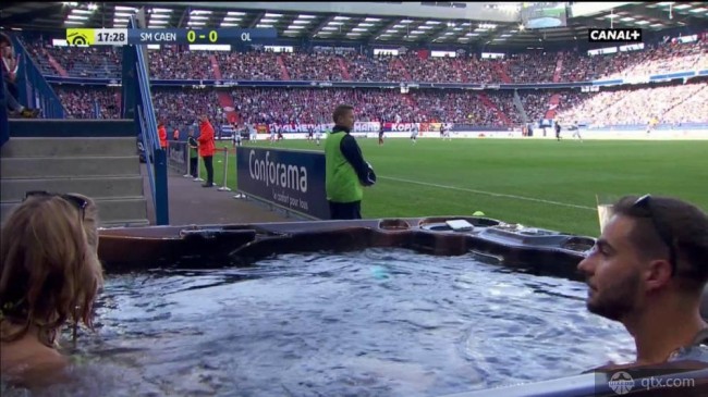 法甲赛场惊现一男一女两位球迷场边泡澡看球