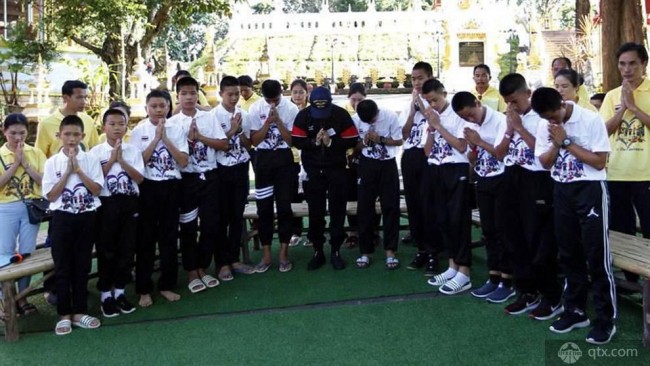 被救出洞穴的泰国小球员获赠巴萨球衣